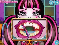 Draculaura Dentist